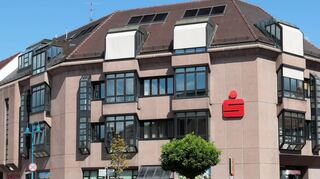 Beherrscht seit 40 Jahren das Bild am Schnittpunkt von Heidelberger-, Karlsruher, Unterer- und Oberer Hauptstraße: Das Gebäude der Sparkasse schafft eine klare Kante des Blocks, wo nach dem Abriss der „Fortuna“ eine Lücke entstanden war. Für die Kundenbetreuung sind hier heute noch 40 Mitarbeiter im Einsatz, nur das Nebengebäude wurde nach der Fusion verkauft.