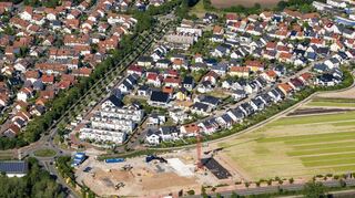 Wachstumspotenzial: Wo Anfang 2020 der Bau des Pflegezentrums Offenloch (vorne) begonnen hat, könnte in der 4. Gewann Biblis ein Baugebiet entstehen.