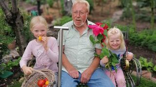 Klaus Knaier mit seinen Nachwuchsgärtnerinnen – und Enkelinnen – Laura (7, l.) und Larissa (4).