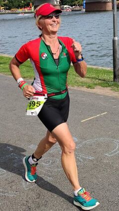Hier hat Cornelia Lang schon 3,8 Kilometer Laufen und 185 Kilometer auf dem Rad hinter sich – und sie lächelt . . .
