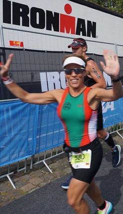 Roberta Mijatovic winkt freudestrahlend in die Kamera: Gleich hat sie den Marathon auch noch geschafft.