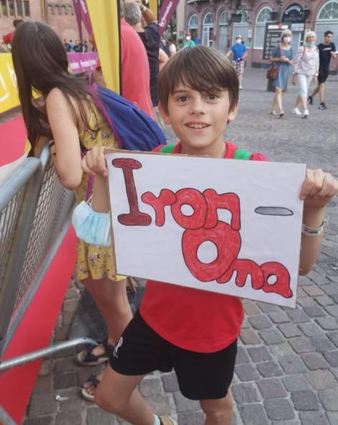 „Iron-Oma“! Alexander feuert seine Oma Conny an.