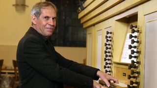 Kirchenmusikdirektor Detlev Helmer ist leidenschaftlicher Organist. Hier sitzt er an der Nicolaus-Orgel in der Stadtkirche.