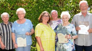 Sie halten der Awo in Schwetzingen seit langen Jahren die Treue: Simon Abraham (v. l.), Sigrid Schmich (stellvertretende Vorsitzende), Renate Apel, Ivonne Schaffner (Awo-Vorsitzende), Heike Spranz (Vorstandsmitglied), Thea Riegler und Dr. Walter Manske, der sogar seit 40 Jahren Mitglied ist.