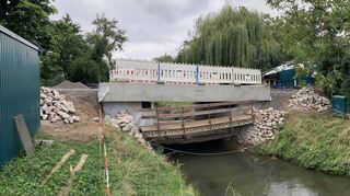 Die Brücke über den Leimbach ist so gut wie fertiggestellt. Derzeit wird noch engagiert am Unterbau für die Fahrbahndecke gearbeitet.