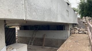 Teile des Brückenfußes sind noch vom alten Bauwerk übernommen worden. Frisch saniert tragen sie auf Brühler und Ketscher Seite die neue Überspannung aus Beton.