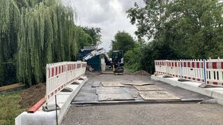 Der Untergrund für den Fahrbahnbelag wird zurzeit aufgebaut – in gut einem Monat soll darüber wieder der Verkehr fließen.