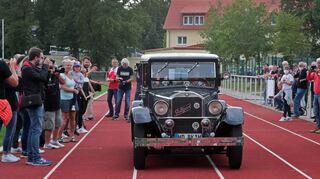 Hier wird gefeiert: Malaika Mihambo fährt in einem Oldtimer über die Leichtathletikbahn des TSV, bevor sie auf die Bühne geht. Viele Fans und Bürger sind in die Siedlung gekommen, um die Ausnahmeathletin zu würdigen.