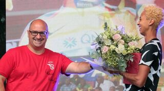 Bürgermeister Jens Geiß gratuliert der Olympia-Heldin mit netten Worten und einem Blumen-strauß zum historischen Erfolg in Tokio.