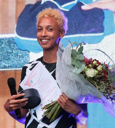 Goldmedaille, Urkunde und Blumen: Malaika Mihambo wird in ihrer Heimatgemeinde reich beschenkt.