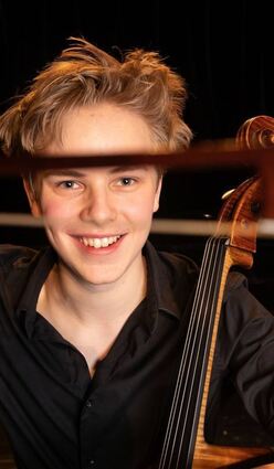 Philipp Schupelius spielt ein Violoncello beim Ponto-Konzert.