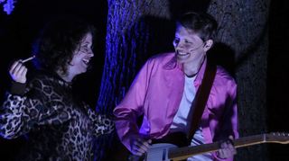 Hier werden Verschwörungstheorien beim Kiffen ausgetauscht – stimmungsvoll beleuchtete Szene abseits der Bühne mit Lisa Pellegrinon und Jonas Werling.