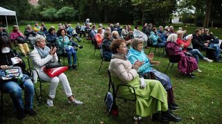 Mit Decken, Regenponchos und teils Sitzkissen (sehr clever in Anbetracht der Eisen-stühle!) hatte sich das Premierenpublikum auf die Open-Air-Veranstaltung eingestellt.