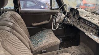 Ob die Fahrzeuge wirklich aufbereitet werden können, wird oftmals von der Wirtschaftlichkeit abhängen. Viele der Oldtimer waren komplett mit Schlamm gefüllt.