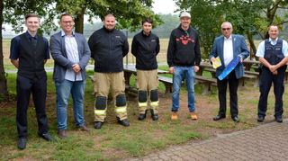 Jugendbeirat Adrian Nowak, Daniel Ernst (Stadtverwaltung), Christoph Schwegler und Marvin Berger (Freiwillige Feuerwehr), Andreas Klostermann (WingTsun Schule), OB-Stellvertreter Fritz Rösch (CDU) sowie von der Polizei Michael Keller und Alexander Ortlieb und Jesse Söhner vom Jugendrotkreuz.