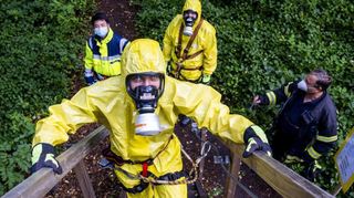 Der gelbe Schutzanzug hilft gegen gesundheitsschädliche Dämpfe und Chemikalien, bei der Rettung von Menschen ist er ziemlich hinderlich – das muss geübt werden.