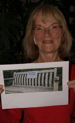Elisabeth Sauer zeigt ein Bild vom „Schwätzbänkle“.