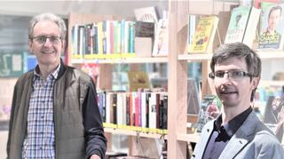 Büchereileiter Christian Sauer (r.) erhält in der neugestalteten Bibliothek das Hufei-senwappen von Bürgermeister Dr. Ralf Göck.