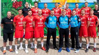 Mit diesem Team bestreitet die HG Oftersheim/Schwetzingen die am Wochenende beginnende Handballsaison in der 3. Liga: Torwarttrainer Michael Sturm (hinten v. l.), Nils Nasgowitz, Lukas Sauer, Leon Haase, Tim Schaller, Max Barthelmeß, Christian Wahl, Co-Trainer Thorsten Erny sowie Trainer Frank Schmitt (vorne v. l.), Paul Stier, Jannik Geisler, Niklas Krämer, Benedikt Müller, Maximilian Herb, Frederik Fauerbach), Florian Burmeister, Kevin Suschlik, Bastian Schleidweiler und Physio Christian Gervers. Es fehlt Marc Kern.