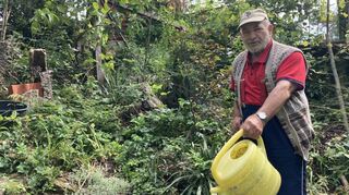 Seine Pflanzen gießt Anton Strobel von Hand – auch wenn es aufwändiger sei, schwört er auf die individuelle Wasserzufuhr für jedes seiner Gewächse.