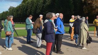 Der Blick vom Großen Weiher in Richtung Schloss und entlang der Achse zum Königstuhl bei Heidelberg. Dr. Christoph Bühler erläutert hier dieAnordnung des Gartens.