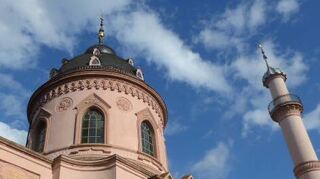 Die Gartenmoschee mit einem Minarett.