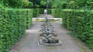 Zum Lustwandeln der höfischen Gesellschaft: Verwunschene Wege werden von hohen Hecken und immer wieder von Wasserspielen gesäumt. Plätze zum „Flirt“.