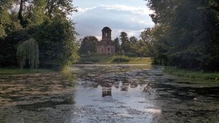 Der dunkle Merkurtempel weist als künstlich angelegte Ruine auf Vergänglichkeit hin.