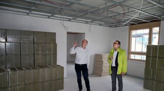 Bürgermeister Thomas Jakob-Lichtenberg (r.) und Postillion-Vorsitzender Stefan Lenz stehen in einem Gruppenraum des neuen Kindergartens, der im Dezember eingeweiht werden soll.