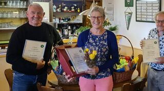 Der Hundesportverein zeichnet seine langjährigen Mitglieder aus: Werner Eppel (v.l.) , Brigitte Schäfer und Rolf Ackermann mit Vorstand Peter Reinhard.