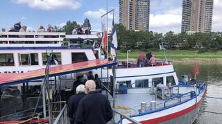 Das Schiff steht bereit und die über 70 Teilnehmer steigen ein.