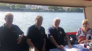 Hans-Peter Seibert (v. l.) von der Feuerwehr Hockenheim, Obmann Wolfgang Burkhardt aus Oftersheim, sein Stellvertreter Jürgen Marx aus Plankstadt und seine Ehefrau genießen die Tour.
