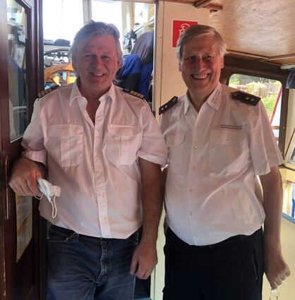 Kapitän Robert Schneider (links) und Obmann Wolfgang Burkhardt sind für die Sonderfahrt bereit – und tragen sogar beide ein weißes Hemd.