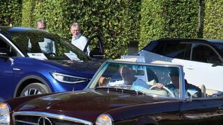 Die beiden modernen Autos im Hintergrund bilden einen Kontrast zum Mercedes Benz 280 SL Automatic vorne.