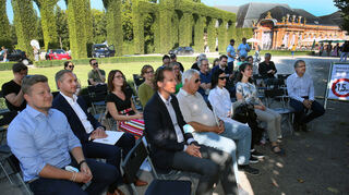 Der Schlossgarten bildet eine angemessene Kulisse für die in kleiner Runde abgehaltene Eröffnung der Ecomobil-Gala.