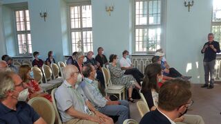 Professor Maximilian Fichtner (r.) referierte und diskutierte beim Klimastammtisch des Büros für Klimaschutz, Energie und Umwelt während der Ecomobil-Gala über vollelektrische Antriebe im Vergleich zu Wasserstoff- und Verbrennungsmotoren. Bild: Widdrat