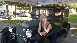 Brigitte Bacher aus Oftersheim liebt ihren Mercedes-Benz „Stuttgart“ von 1929, den sie auf der Classic-Gala ausstellt.