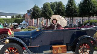 Ute Bangert präsentiert ihren Benz, Typ 8/20 Runabout (Baujahr 1914), der nur drei Besitzer in 100 Jahren hatte.
