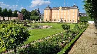 Der Schlossgarten wird als Solitär dargestellt, der alleine die touristische Anziehungskraft Schwetzingens ausmache.
