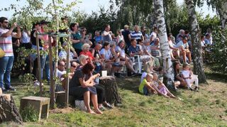 Zahlreiche Besucher machen es sich am Sonntag im Schatten der Birken gemütlich und verfolgen das M-Springen, bei dem es eine spannende Entscheidung im Stechen gab.