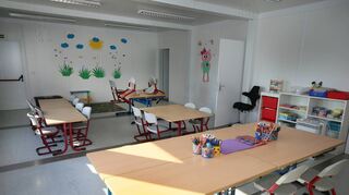 Im Inneren – der abgebildete Raum dient den Kindern für ihre Hausaufgaben – erinnert kaum noch etwas an Container.