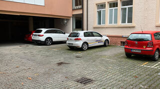 Das ist der Innenhof des Rathauses, in dem auch künftig die neuen Rathausfahrzeuge parken und laden können. Der rote Pkw rechts ist noch ein altes Dienstfahrzeug, das ersetzt werden soll.