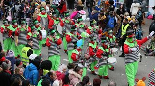 In der närrischen Kampagne schlüpfen die Musiker der Feuerwehr in ihre Clownskostüme, um bei den Fasnachtsumzügen der Region – hier in Hockenheim vor zwei Jahren – für das klingende Spiel zu sorgen.