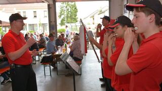 Beim Tag der offenen Tür im Gerätehaus zeigt der Spielmannszug unter der Leitung von Andreas Schließer (l.) die ganze Bandbreite des Repertoires.