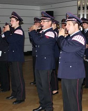 Die Uniformen gleichen bis auf die Schul-terstücke denen der aktiven Wehr.