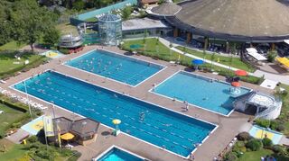Ein Blick von oben aufs Bellamar: Das Nichtschwimmerbecken im Freibad bleibt übrigens über den 12. September hinaus für die Besucher des Allwetterbades geöffnet – solange es die Witterung erlaubt.