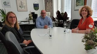 Die Grünen-Bundestagskandidatin Nicole Heger ist zu Besuch im Oftersheimer Rathaus und spricht mit Stadtrat Patrick Alberti (l.) und Bürgermeister Jens Geiß.