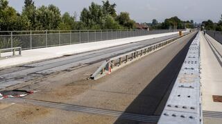 Hier die vergangenes Jahr asphaltierte südliche Fahrbahn, die jetzt wegen fehlerhaften Materials wieder weggerissen und nochmals neu gemacht werden muss.