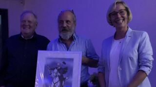 Peter Bödeker (l.) und OB Stefanie Seiler (r.) zeichnen Prof. Dr. Gerald Haupt für die maßgeblich von ihm initiierten Impfaktionen aus.