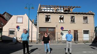 Sanierungsberater Mathias Ellesser (v. l.), Stadtplanerin Petra Oleszewski und der Leiter der Liegenschaften, Thorsten Utz, vor der Oberen Hauptstraße 89, wo die Abrissarbeiten begonnen haben.